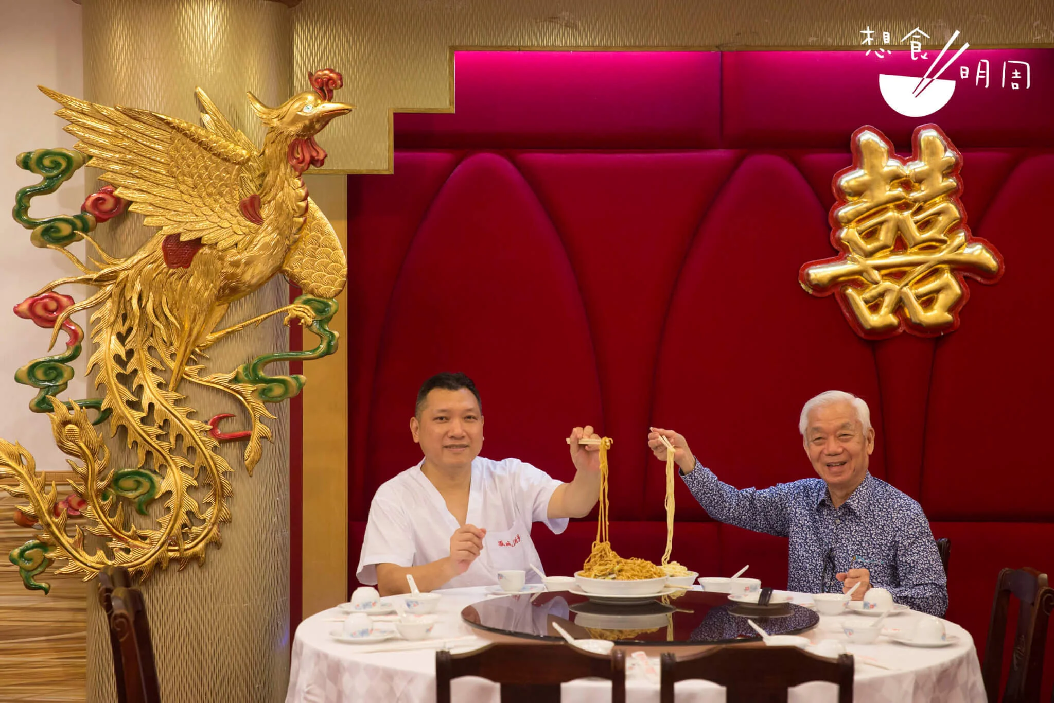 主廚榮哥（左）及老闆譚國景（右），坐在鳳城著名的龍鳳大禮堂中。