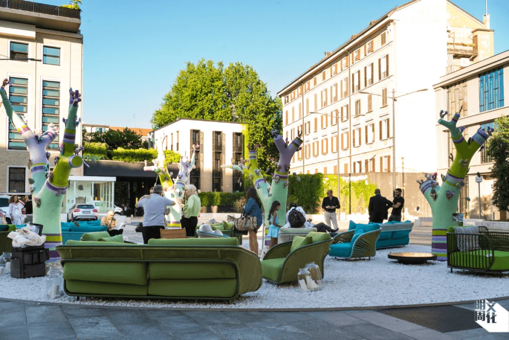 博物館對出的金圓規廣場佔地寬敞，適合舉辦各類大型活動；圖為今年六月米蘭設計周期間的公共藝 術裝置。
