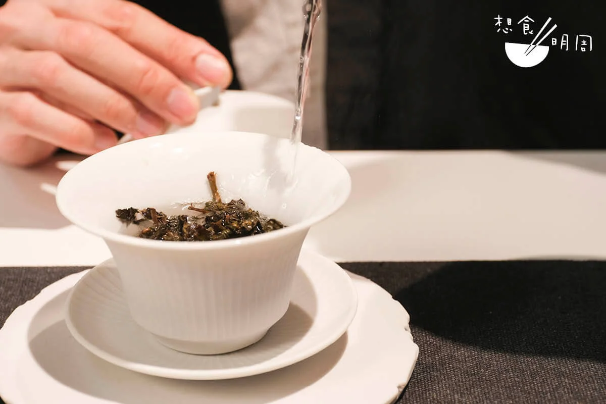 配合低手及繞圈注手法，不擊打茶葉，能有助表現茶的柔面。