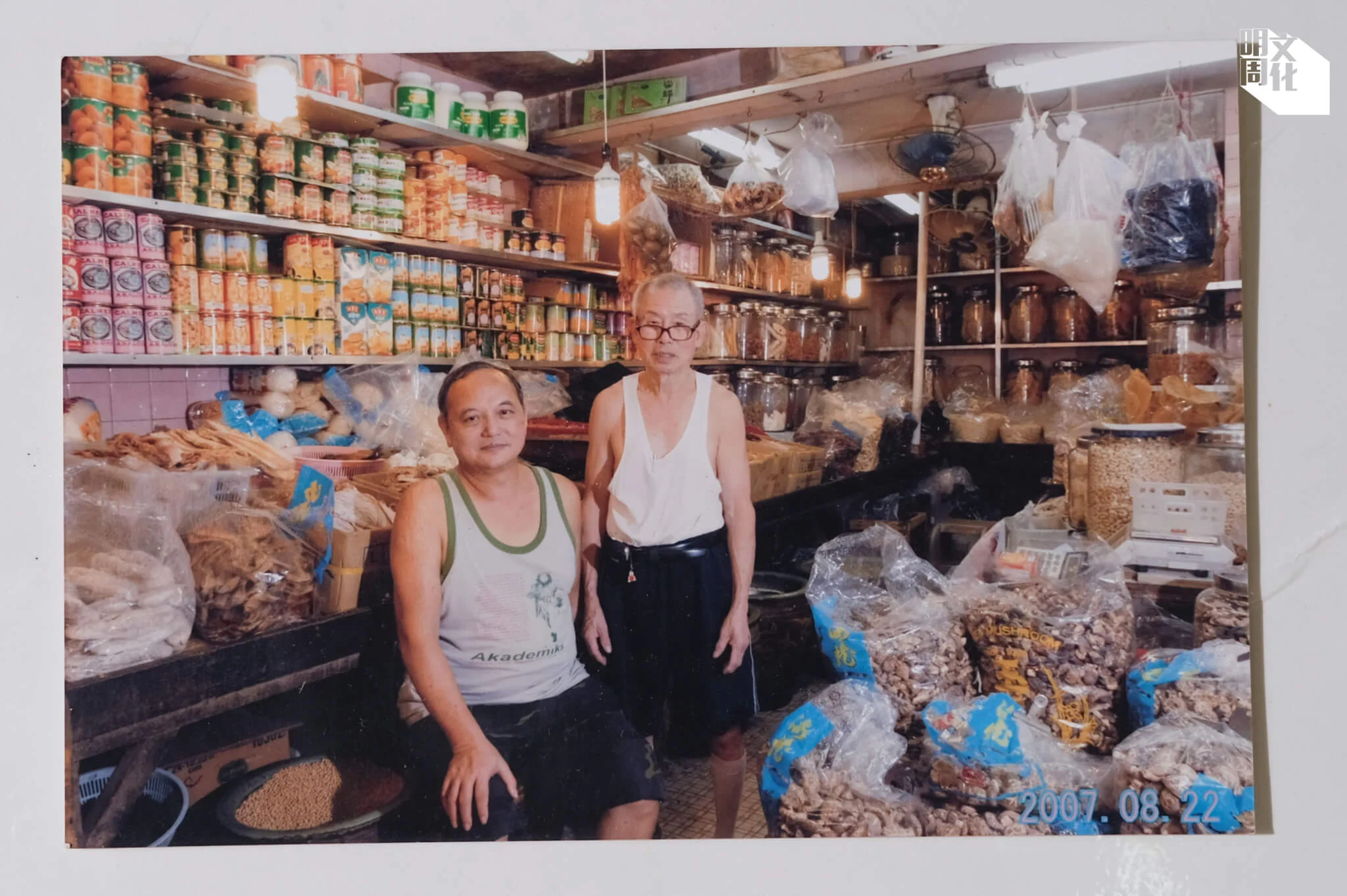 站在何生旁邊的伙計是林生的老表，對方現已八十多歲。