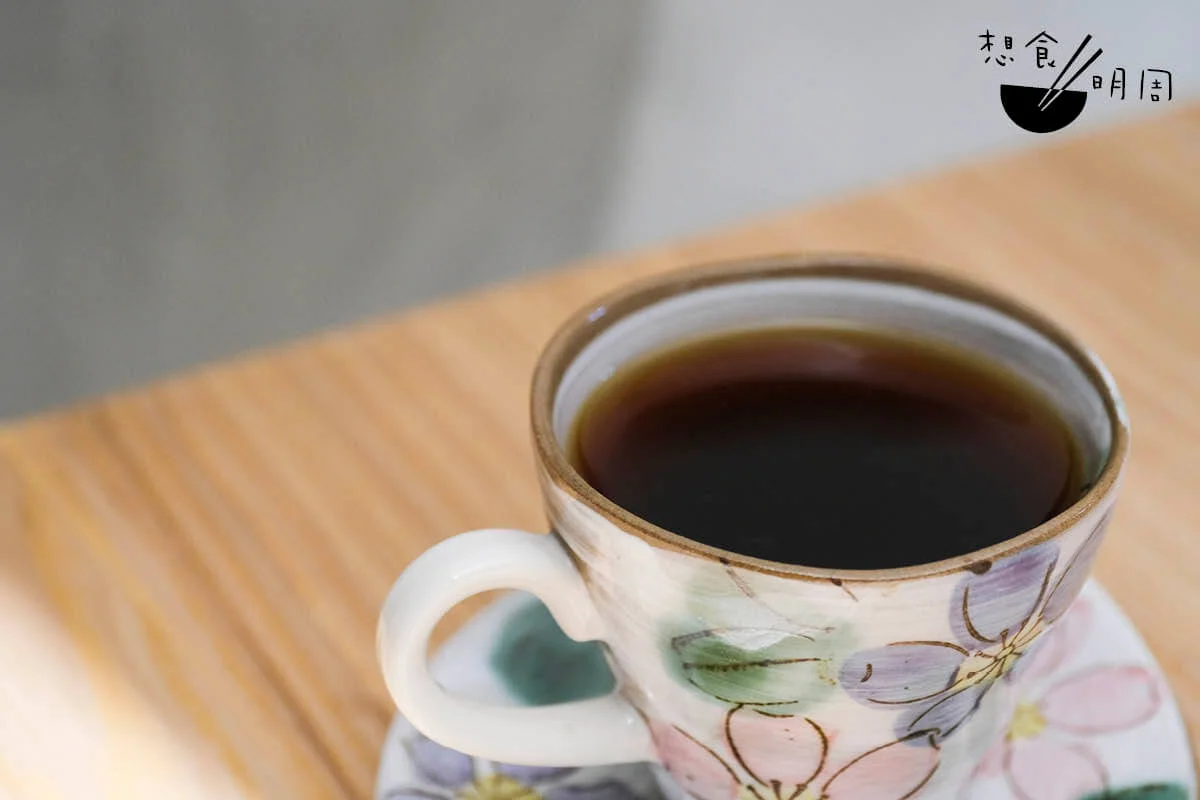場內亦有品飲咖啡的空間。手沖咖啡會用日本美濃燒陶器盛載。