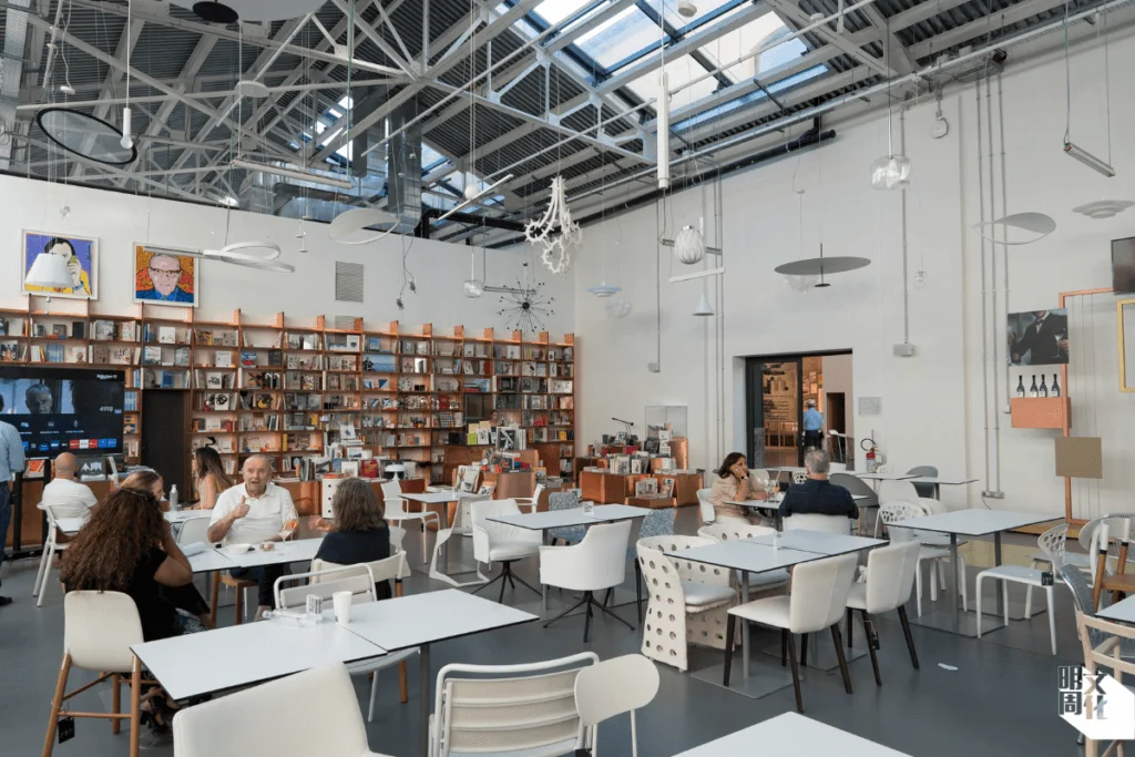 博物館書店O cina Design Shop，針對設計及展覽內容選書，而咖啡室作為意大利文化的重要元 素，自然也是博物館必不可少的一環；兩者除了服務博物館參觀者，同時是受歡迎的社區設施。