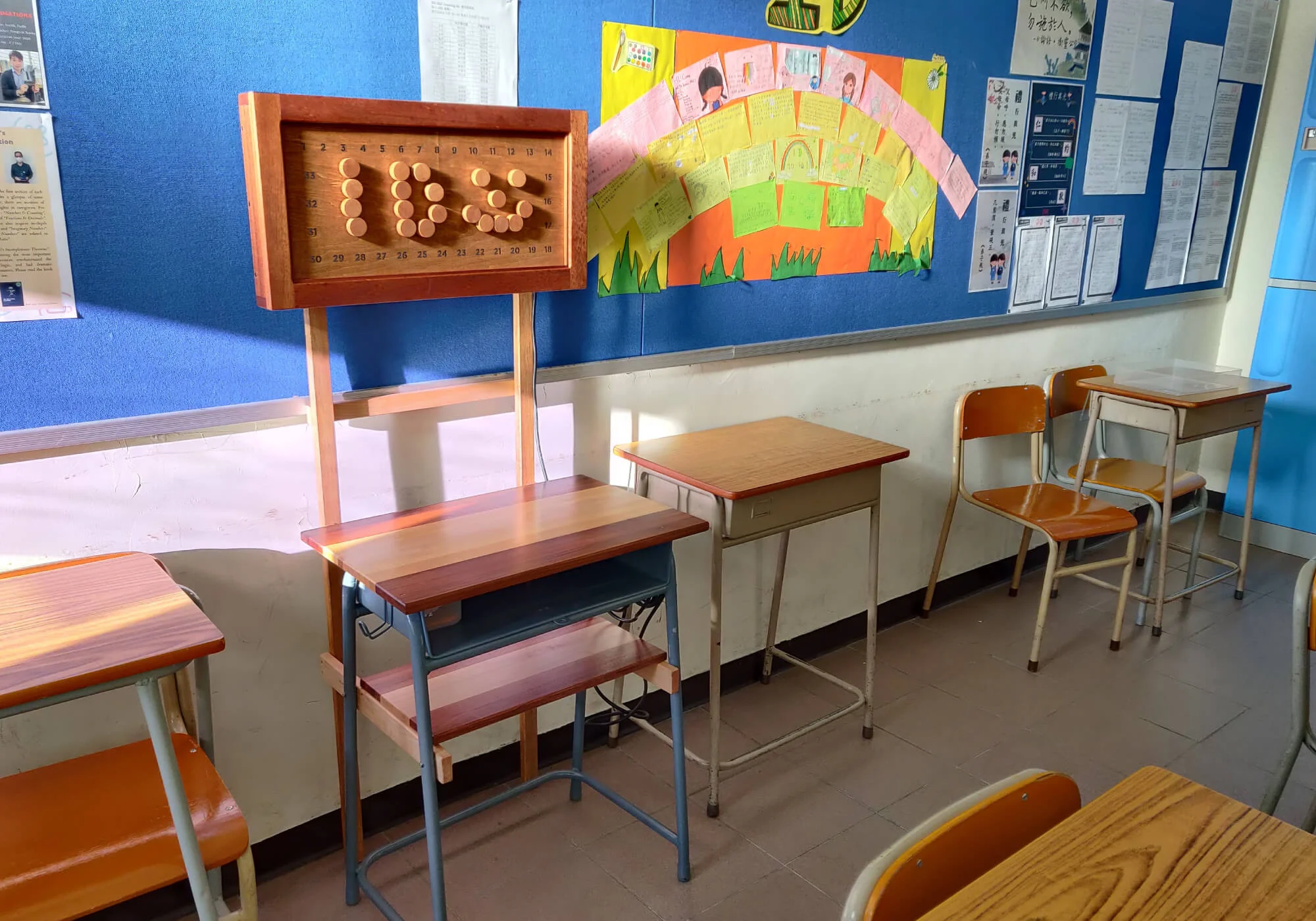 由普通學生桌子改裝而成的「交齊功課亮燈桌」，可標示收功課進度及暫存功課簿，現於1D課室為同學服務。