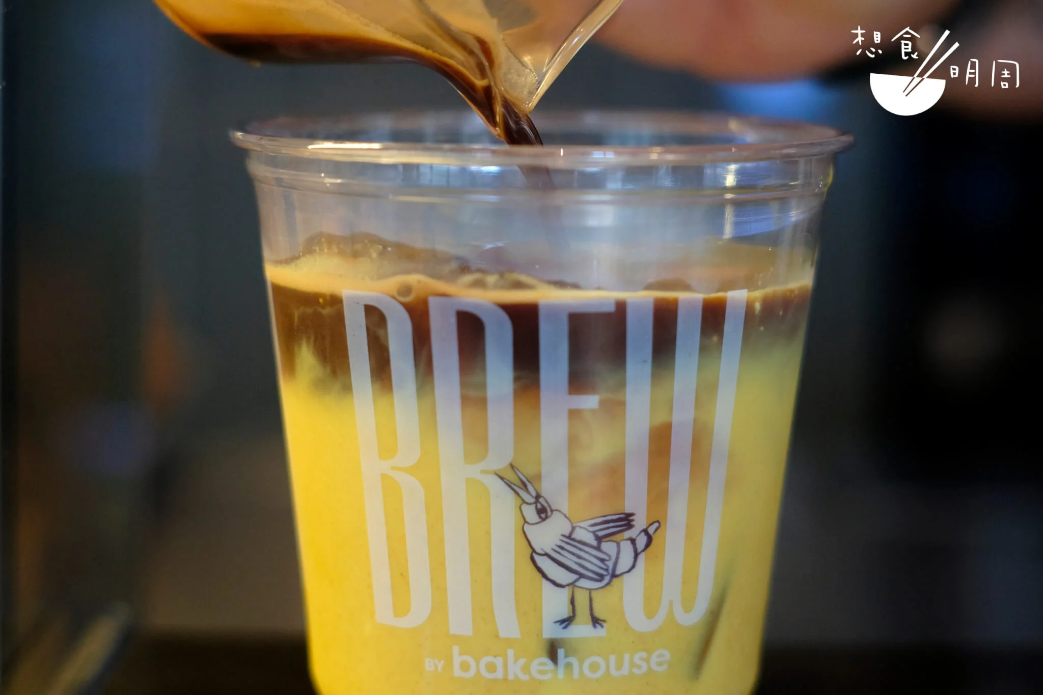 金黃髒髒咖啡 // 把燕麥奶與薑黃、肉桂調製成香料味濃重的「金黃」奶底，倒入濃縮咖啡後會形成漸層效果。（$50） 