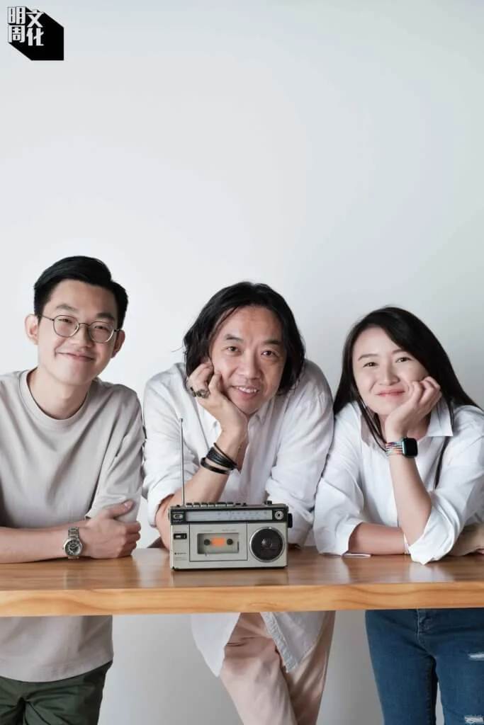 「新廣播之王」學員Sam（左一）和Tiany（右一）跟Wasabi亦師亦友