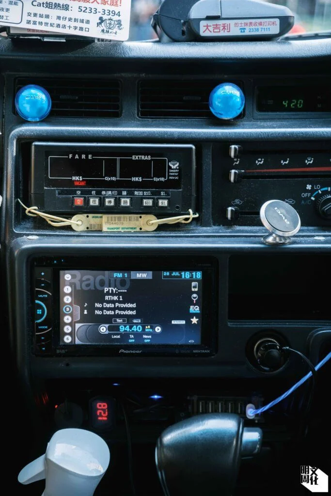 阿浩的座駕裏最醒目的是一部「大mon機」。這部新穎的大屏幕音響由他自資購買安裝，最常用的，卻是最傳統的收音機功能。