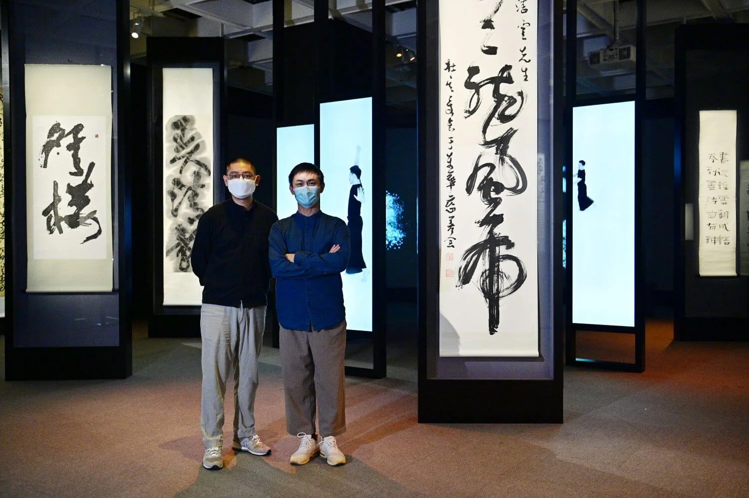 （左起）影像導演卓翔和編舞家王榮祿為展覽創作了舞蹈影像，以舞者身體的力量、姿態及律動回應書法的動勢。
