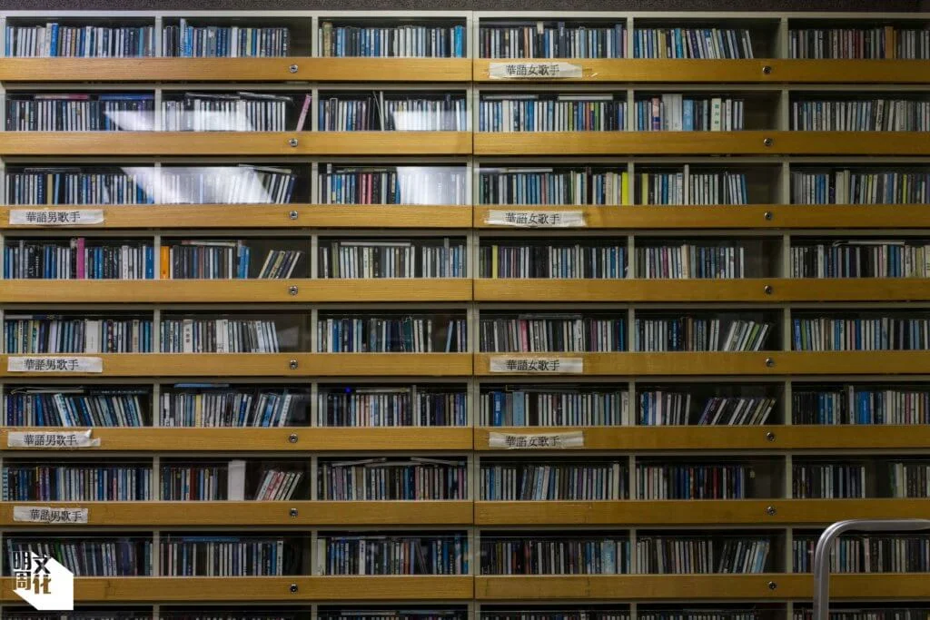 電台的直播室裏不可或缺的東西—滿載中外新舊唱片的CD架。Wasabi認為音樂感也是勝任DJ工作的重要元素，他說自己年輕時亦會一邊聽着電台的音樂節目一邊在「夾歌」，電台工作正需要這種天分。