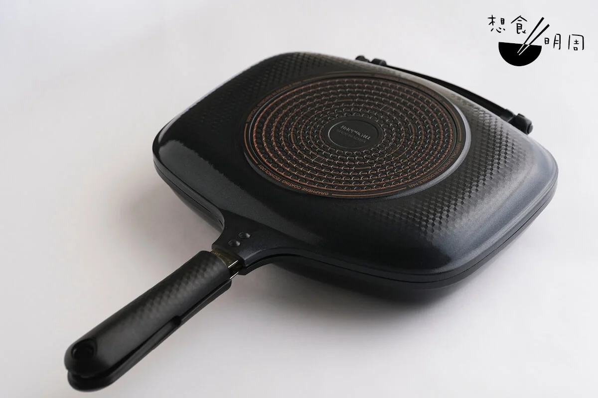 HAPPYCALL是韓國廚具品牌，擁有二十年廚具製造經驗，專門設計具功能性的廚具，如真空低壓煲、雙面鍋、直立式鍋蓋等。而這個雙面煎鍋， 鍋身流線型設計，強磁性手柄，適用於明火及電磁爐。