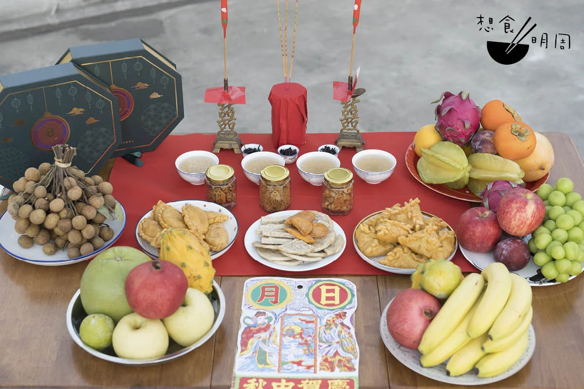 傳統潮州家庭都會中秋「拜月亮」。雖然每家的祭品擺設不盡相同，但內容大致有甜湯、功夫茶、月餅，水果多為石榴、龍眼、提子等，寓意多子多孫。