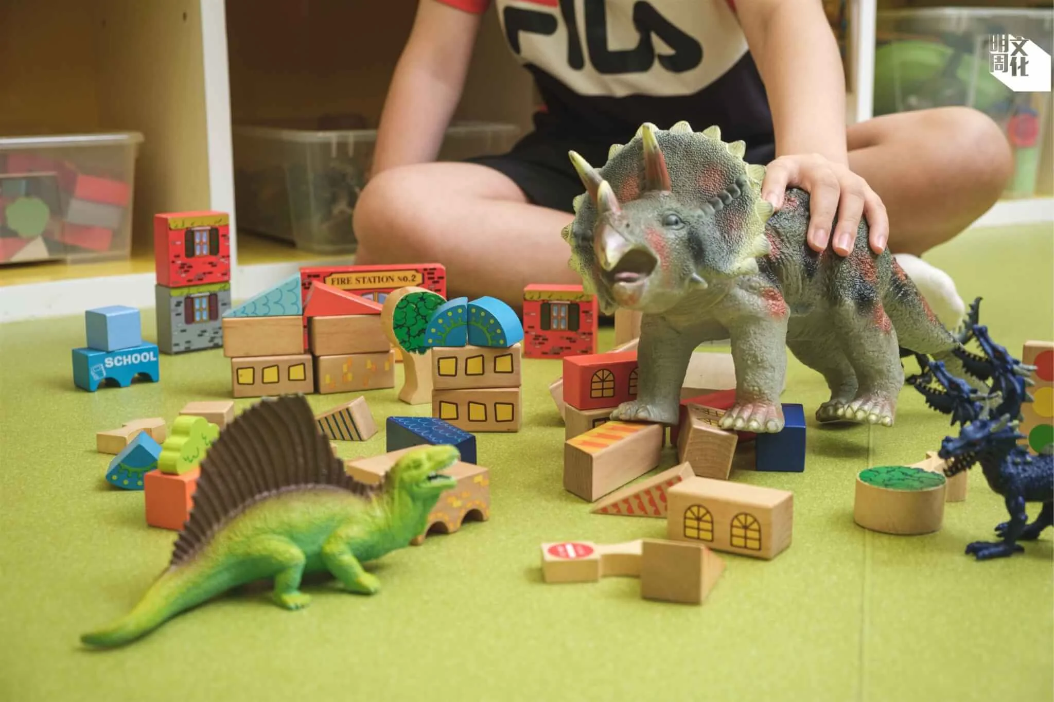 Jacky在參與兒童為本的遊戲輔導期間，以積木砌好家園後，常以恐龍或其他怪獸襲擊剛建好的一切。