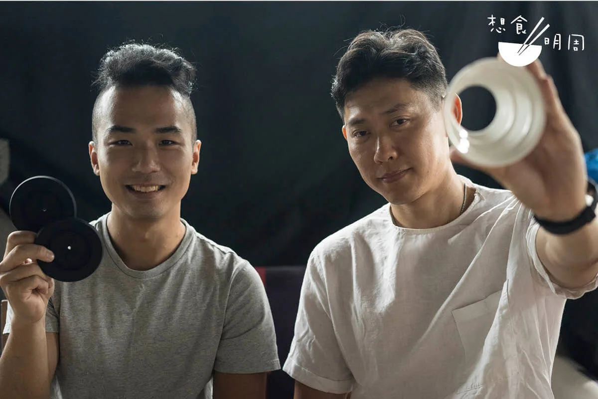 余兆枬（Naam，左）與郭靜丞（Ching，右）同為工科出身，二人不時抱持科學精神，發掘精品咖啡的種種未知。