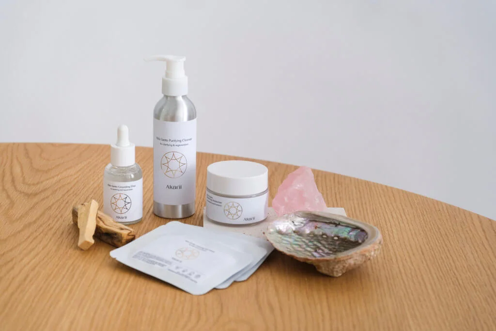 AKARII SELF-CARE RITUALS禮盒套裝$1,888 內含一套四件 AKARII 秘魯聖木護膚系列外，還 包含4條可淨化空間的高質秘魯聖木、盛載聖木 的鮑魚殼，以及有效開啟心輪的粉晶。