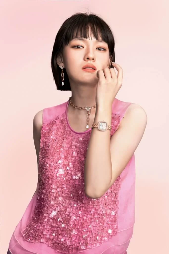Emporio Armani大中華區及亞太區女士腕錶及配飾形象代言人文淇，演技與造型的可塑性一樣很強，這以柔美風格演繹最新腕錶配飾系列。