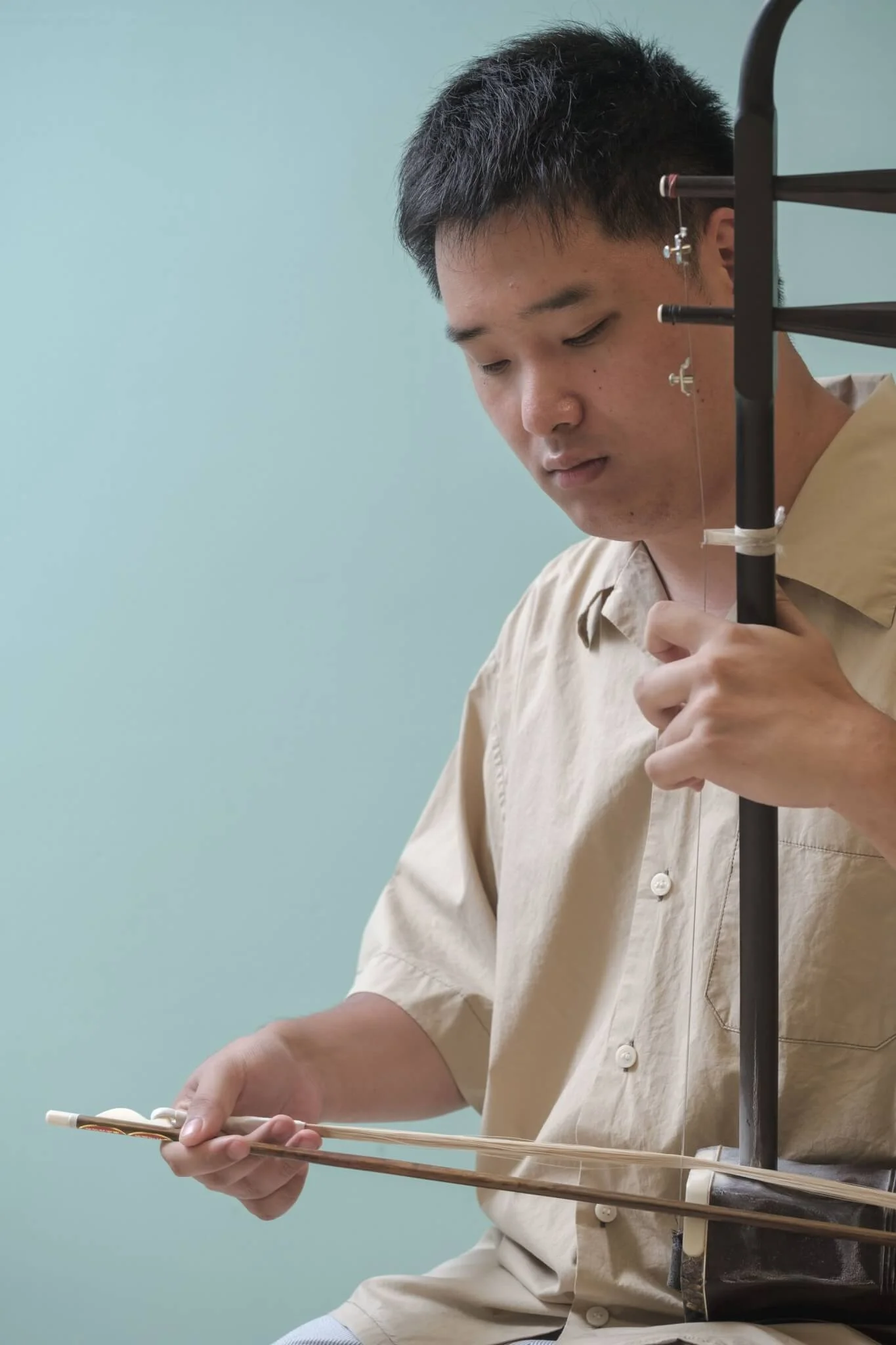 二胡的演奏動作講求平、直、穩，但楊恩華無法靠肉眼調整動作，只能以耳朵聽聲音變化來判斷。