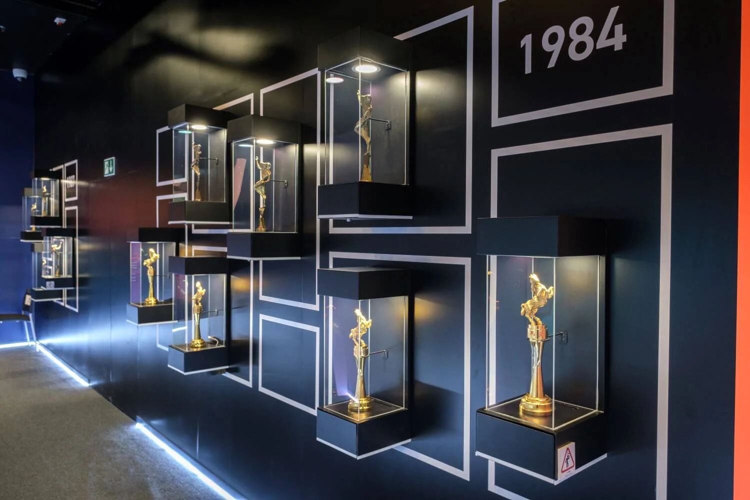 場內展出不少份量十足的電影獎座。