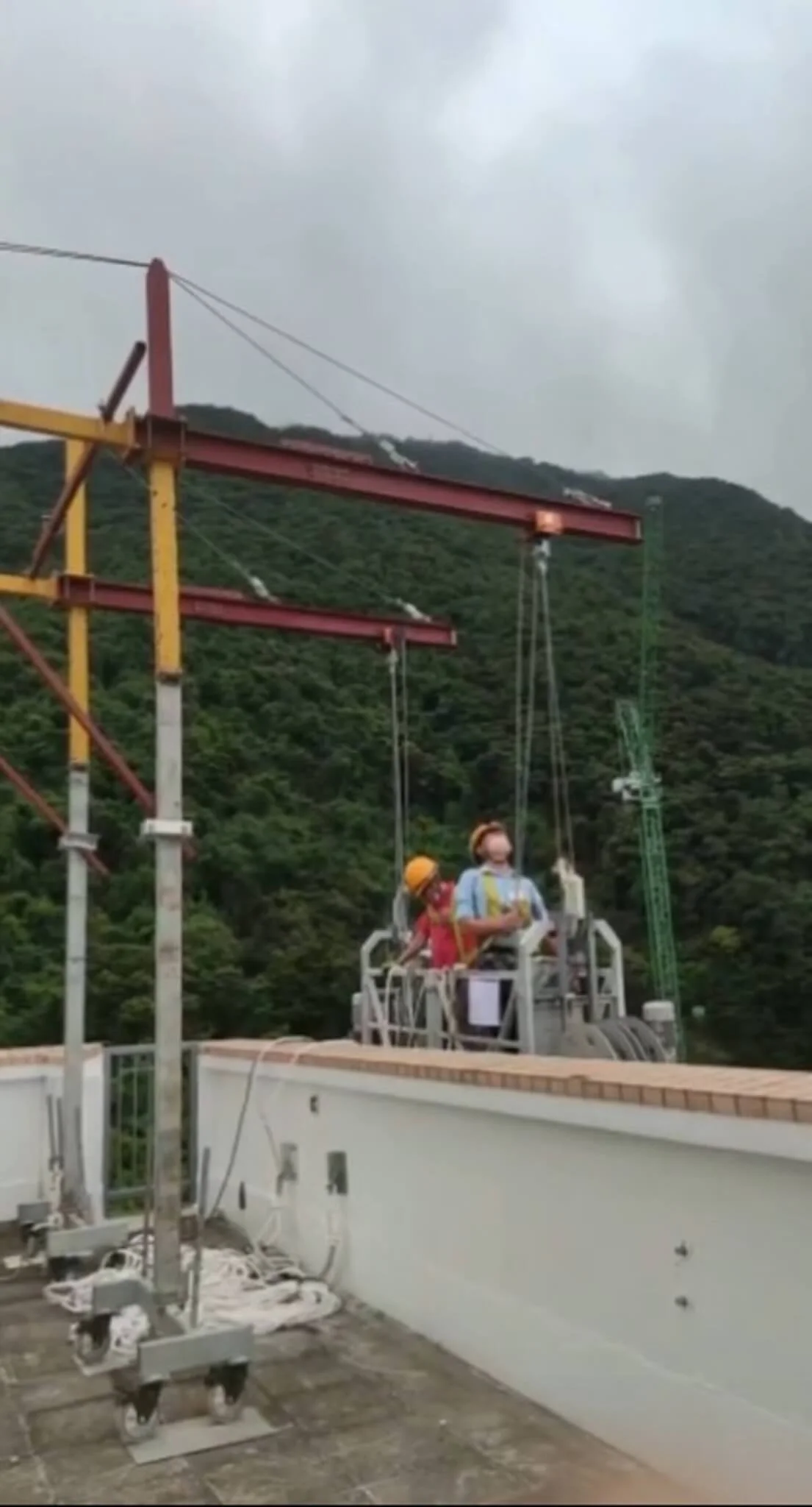 從意外片段可見，兩人在操作吊船期間，連接吊架的「車仔」飛脫。（網上片段截圖）