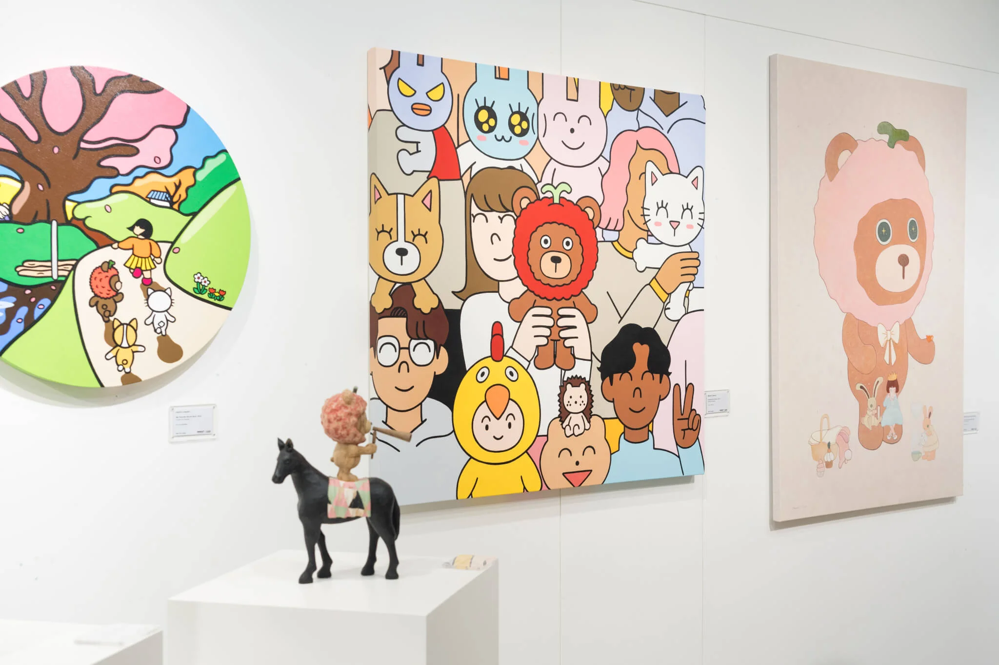 展覽展出多位海外藝術家作品，包括來自日本的畫家 Ayaı̈ro（左一）、木雕藝術家Yuta Nishiura（左二）及Wakaru（右二），及韓國藝術家文升妍（右一）。
