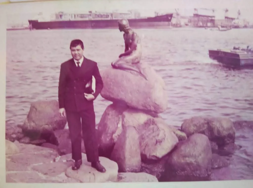 梁永章回憶在海軍服務的日子,隨着艦隻飄洋過海,足跡遍佈不少地方。圖為梁永章七十年代在海軍服役時留影。(圖片由受訪者提供)