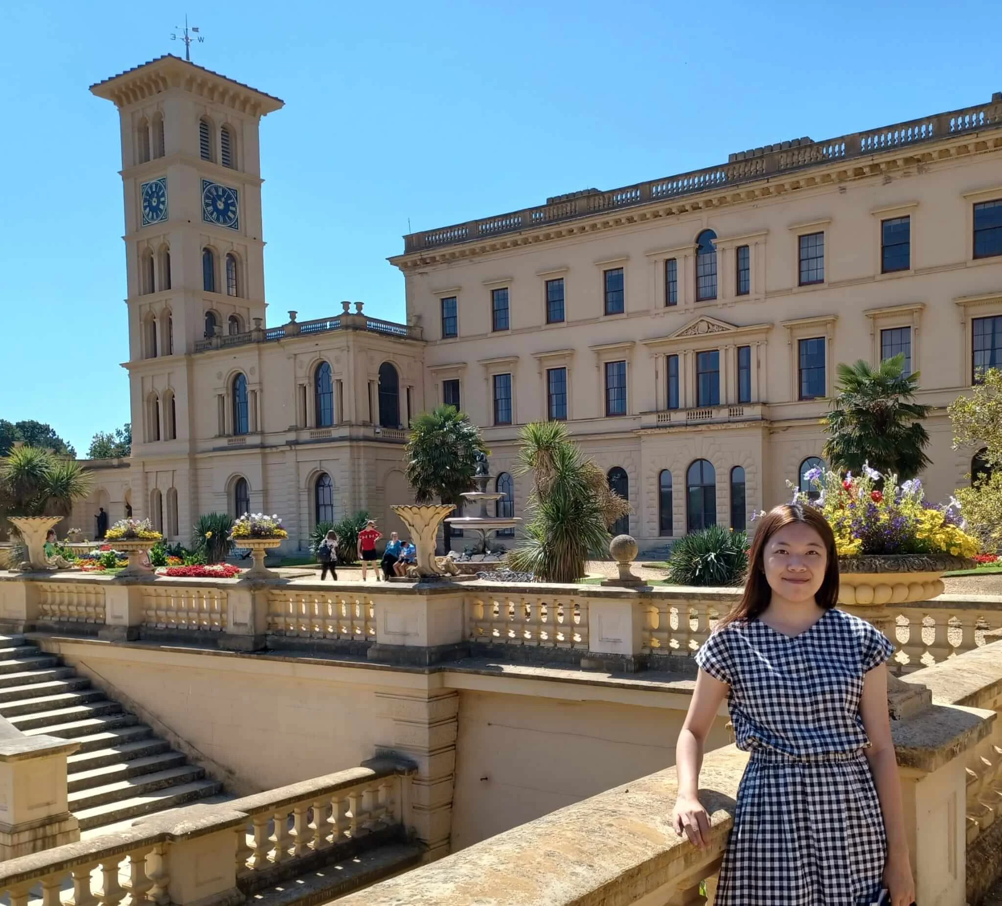 Yasmin在奧斯本莊園（Osborne House）留影 ，此處是維多利亞女王生前最愛的地方， 丈夫去世後就長居於此。（圖片由受訪者提供）