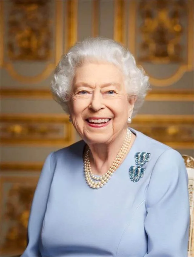 英國王室在典禮正式開始前，發布一張女王從未公開、最後一張肖像照，紀念女王在位70年的非凡一生。