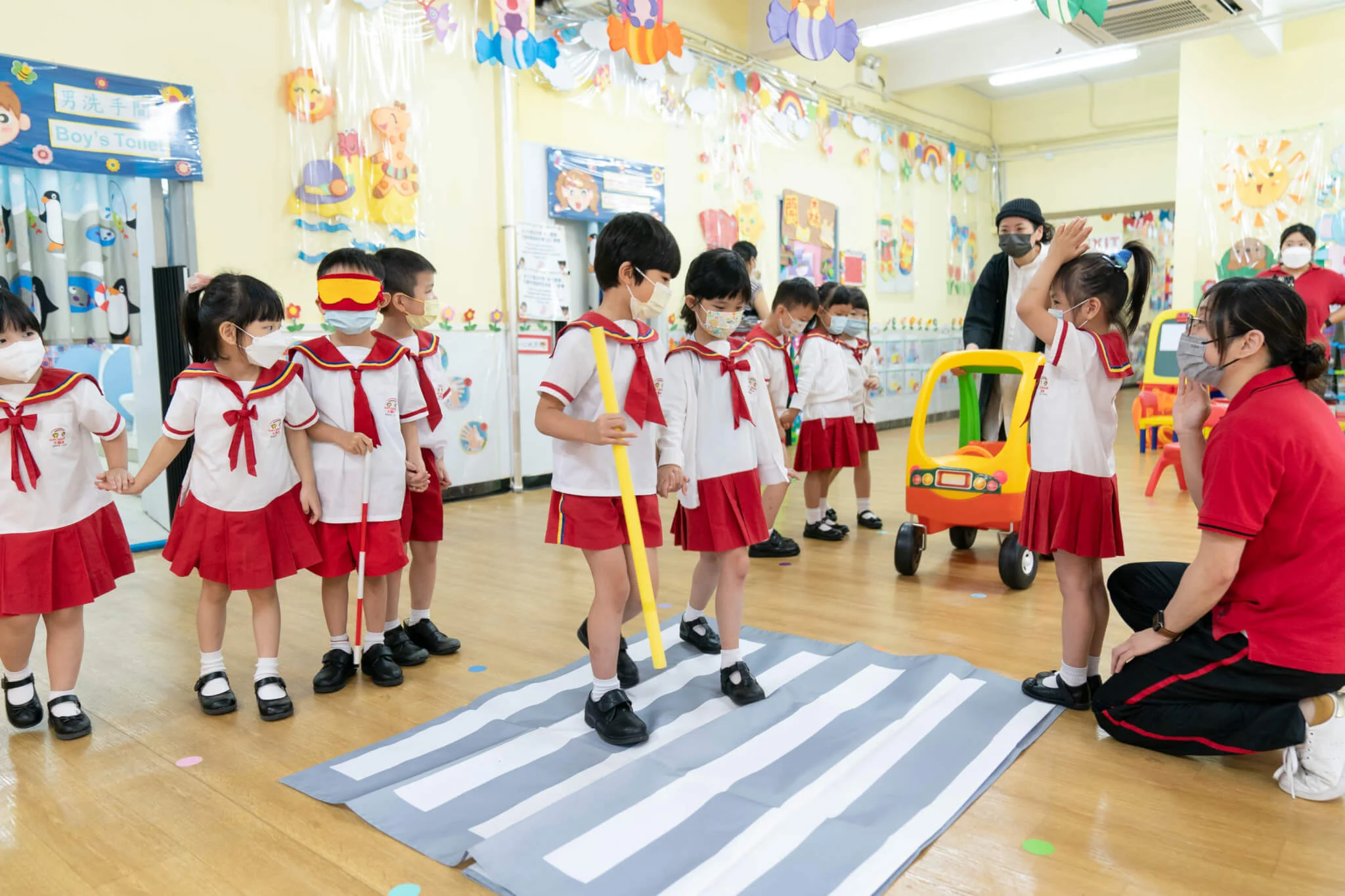 香港話劇團自2013年起與香港教育大學幼兒教育學系攜手推廣戲劇教育，更於2018年一同開展「戲有益」深耕計劃，並幸獲陳廷驊基金會慷慨支持，讓參與學校可獲全數資助。
