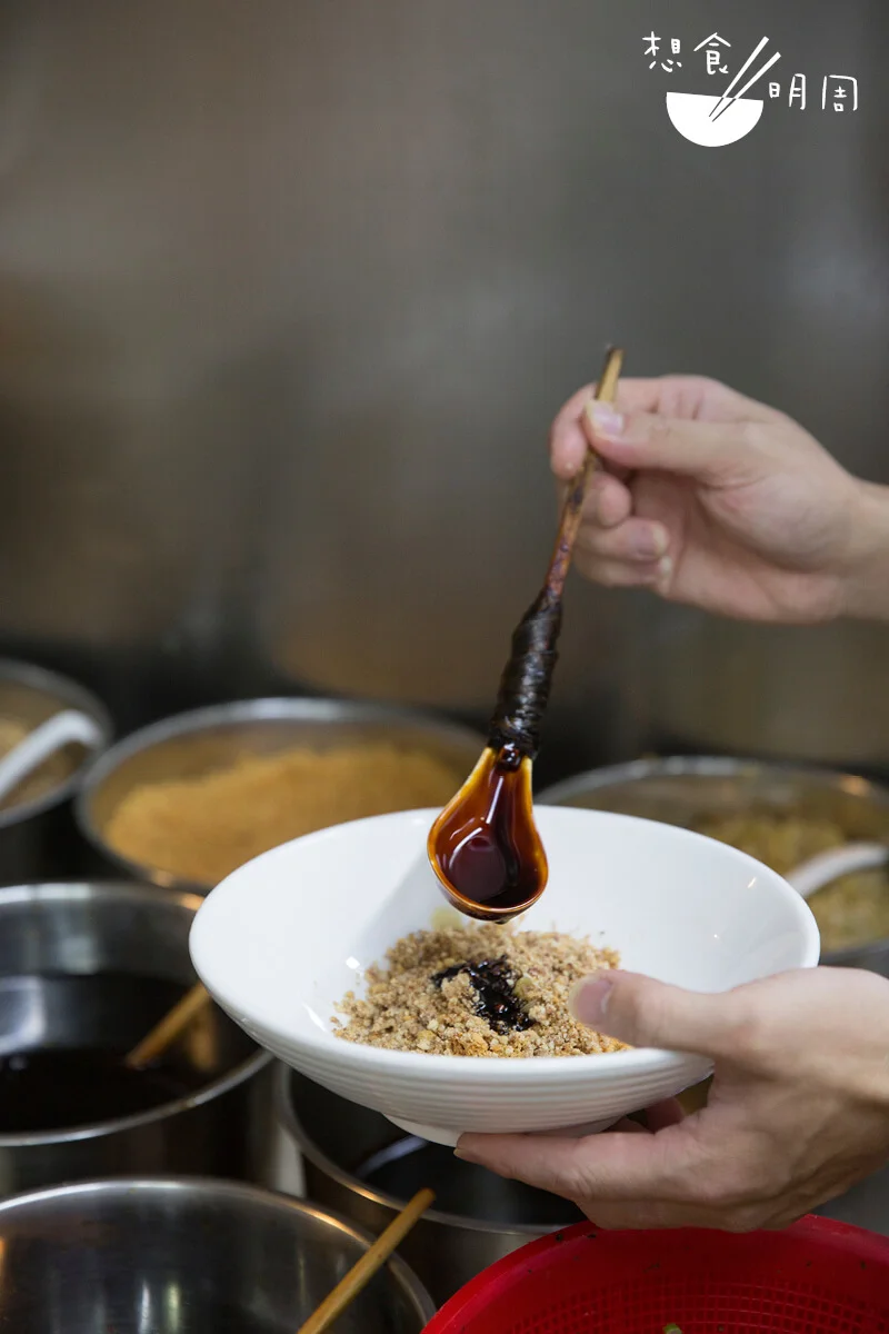 自家調製的花生麻醬底，會連同大量花生蝦米碎，以老抽，生抽等調料，事先置入碗底，然後才放入麵條。
