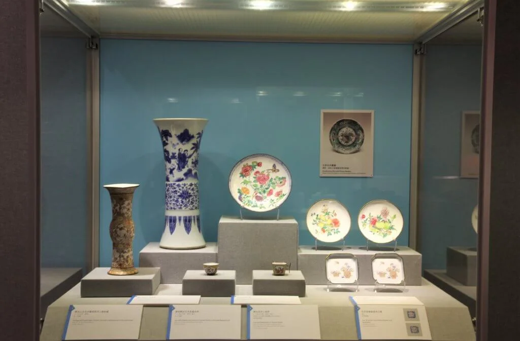 中大文物館舉行的《總相宜：清代廣東金屬胎畫琺瑯特展》，集合了逾一百七十套廣琺瑯珍品，規模龐大，十分難得。