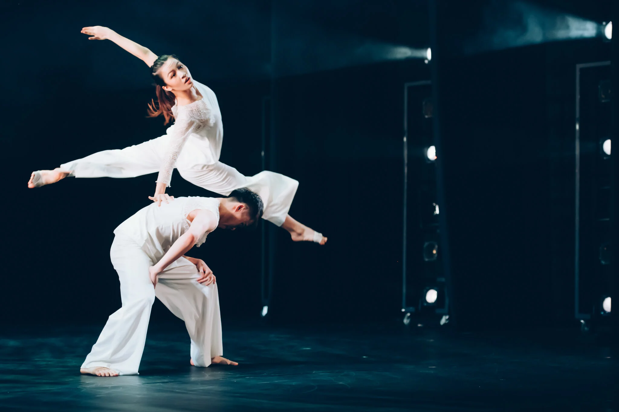 兩場香港演藝學院的《舞蹈連線》帶來三套風格迥異的舞蹈作品。圖為中國舞《臨池舞墨》(選段) 的表演。（相片：廖尚賢）