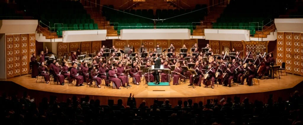 香港中樂團為武漢觀眾演繹5首精彩樂曲，壓軸的《水之聲》以古琴演奏呼應琴台，在武漢的大江大湖上，展示水的澎湃力量。