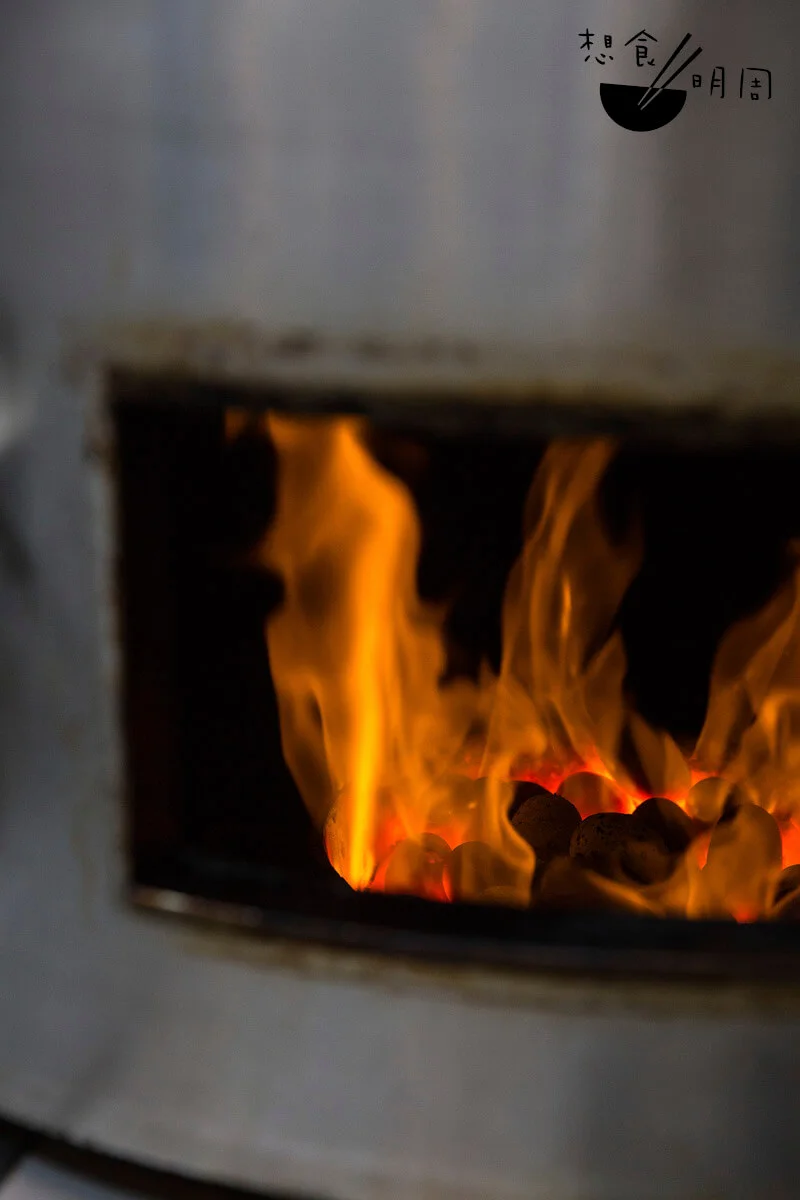 現時中菜廳多用煤氣太空爐作燒味；為了推高爐溫，燒味師傅多在爐頭放上耐火石。