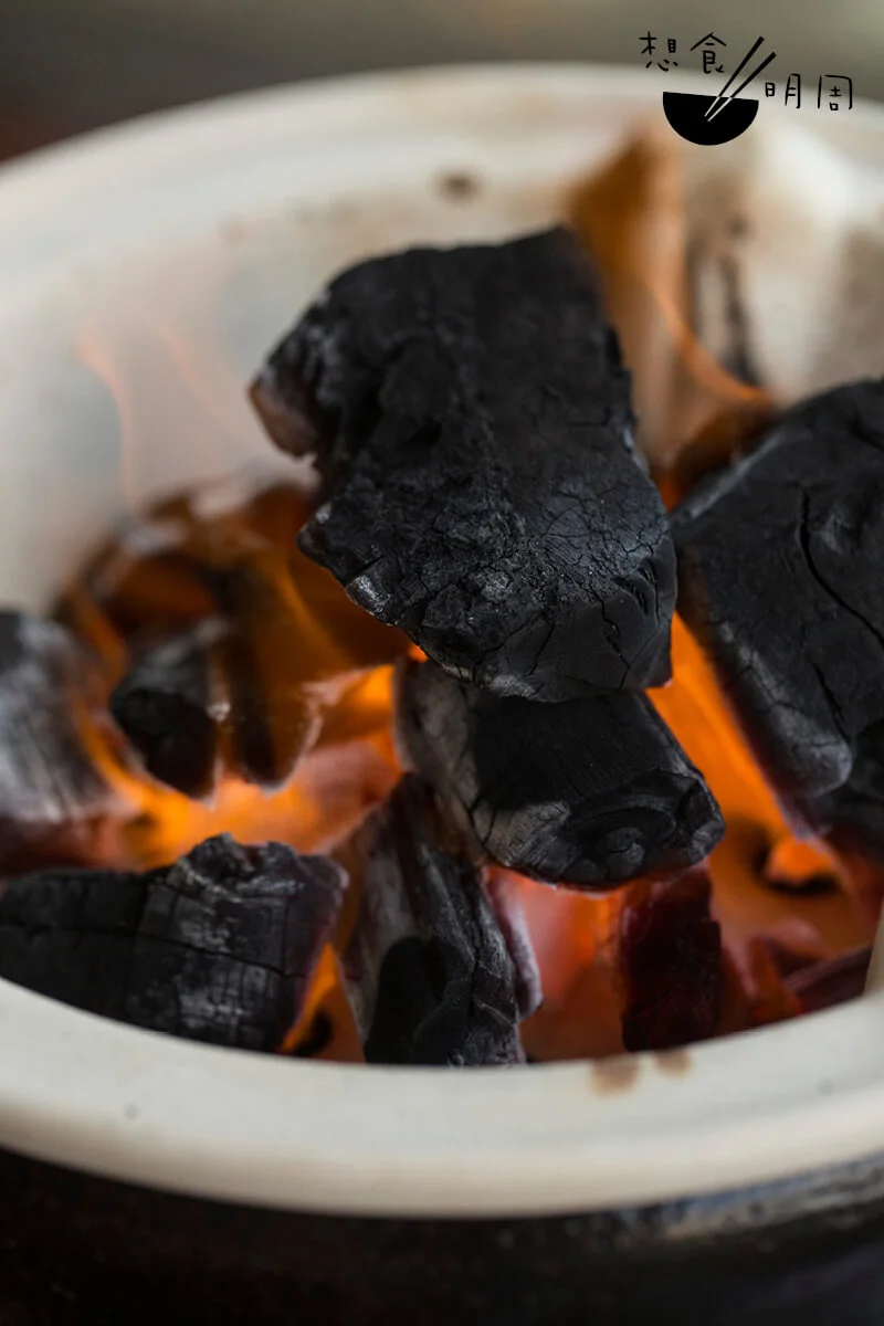 舊時的炭分「炭枝」及「炭頭」；燒味業界多用炭頭作燃料，不過使用前會浸在水中，減少燃燒的火花。