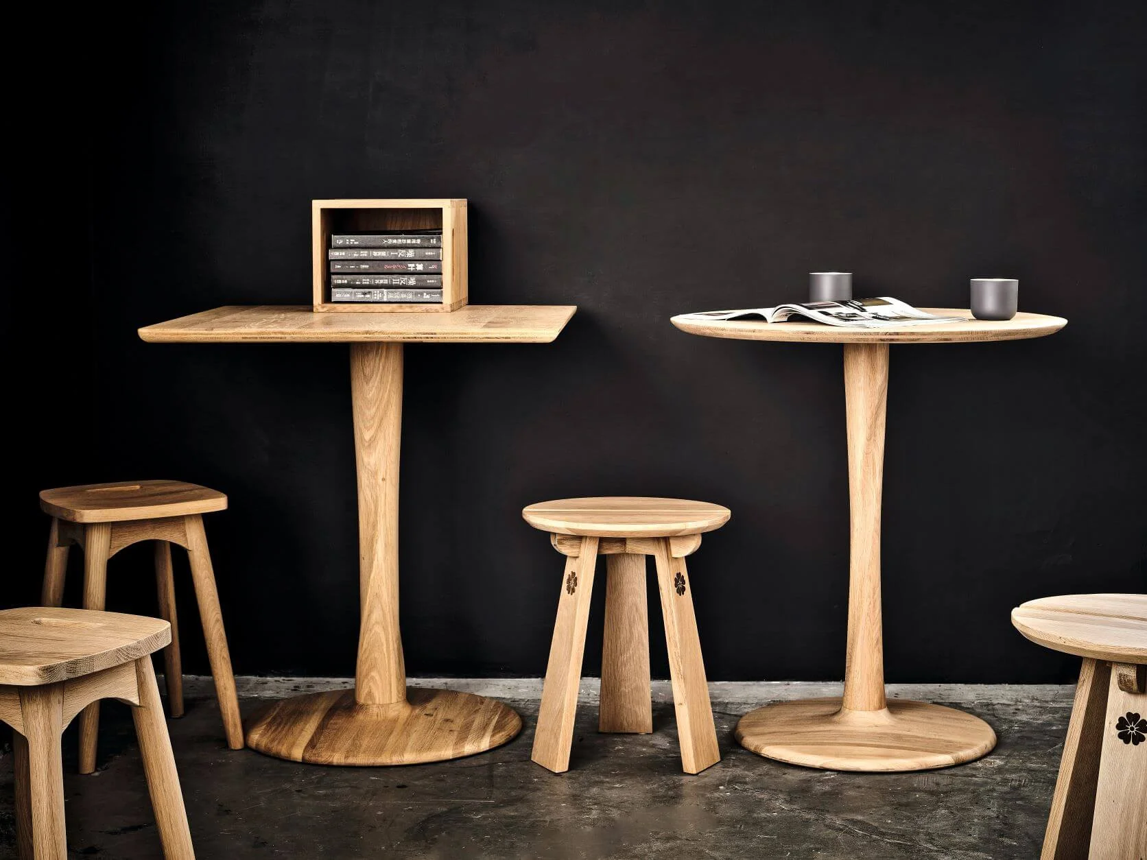 torsion餐桌看似平凡，卻擁有微妙的結構。寬闊桌面與小巧底座形成對比，使其視覺上呈錐形，配上歐洲實心白橡木，營造出輕巧而時尚的外觀。
