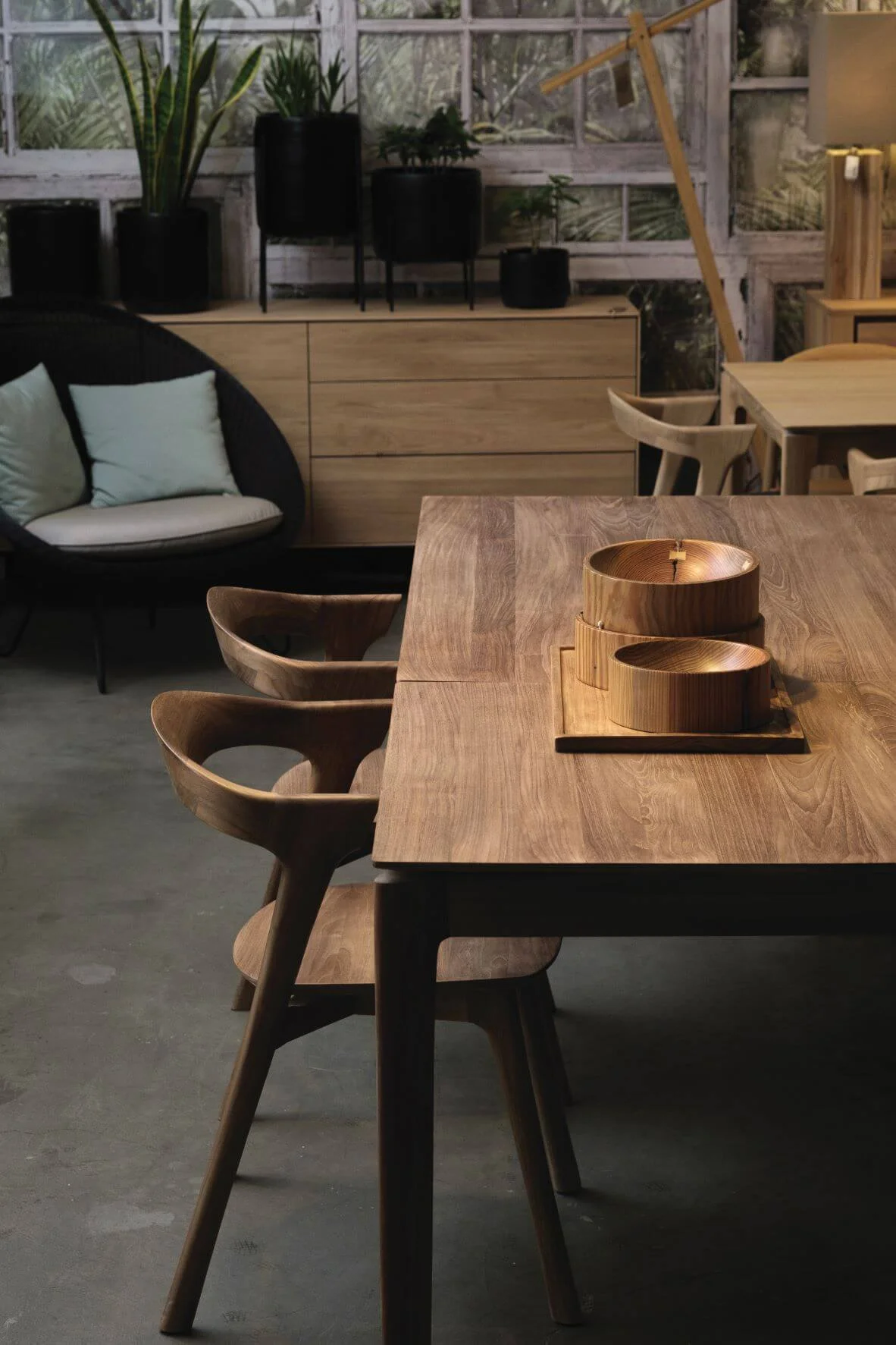 帶有溫潤質感的餐桌，配上可延伸桌面的細心設計，不難感受到木製家具實用與美觀兼具的魅力。 