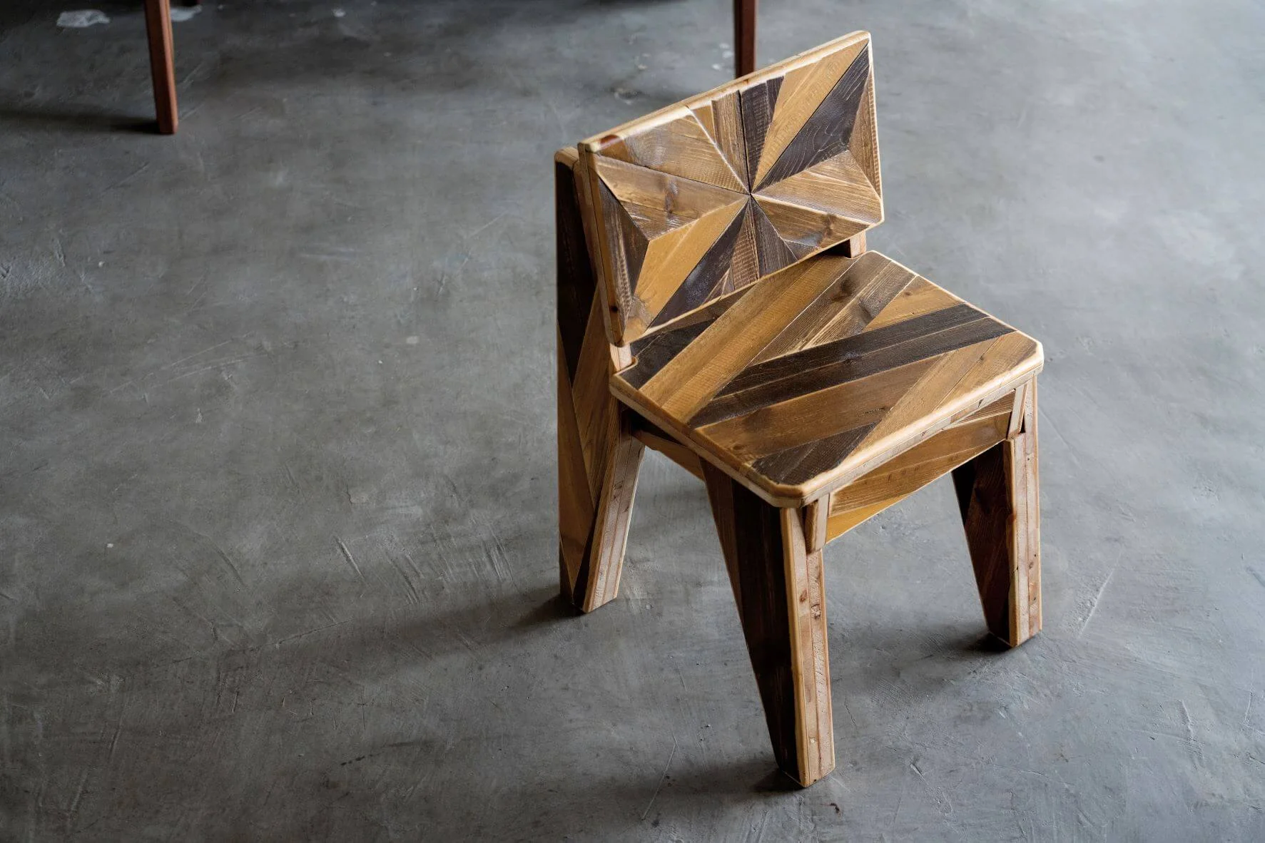 製作產品後，將剩下的木塊重新切割並拼接成椅子，又再一次為木材賦予新生命。