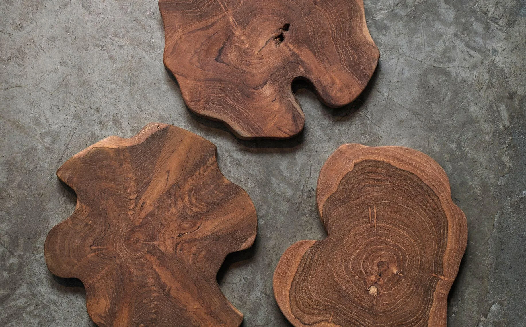 相思木廚具系列之中，以這個原木產品最為吸引眼球。獨一無二的形狀，配上一圈圈年輪，彷彿訴說着樹木的一生。