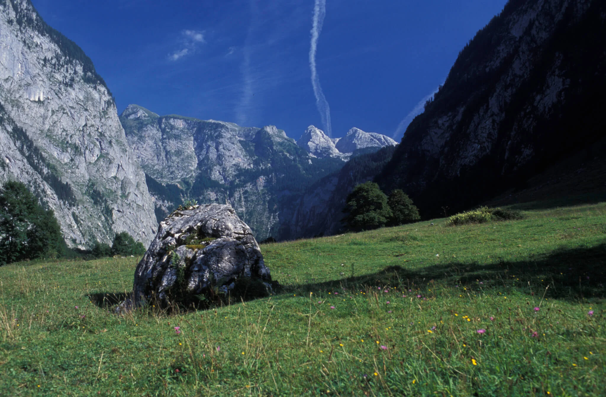山區中既有翠綠的山谷，也有岩石嶙峋的高聳山巔。（相片：麥利）