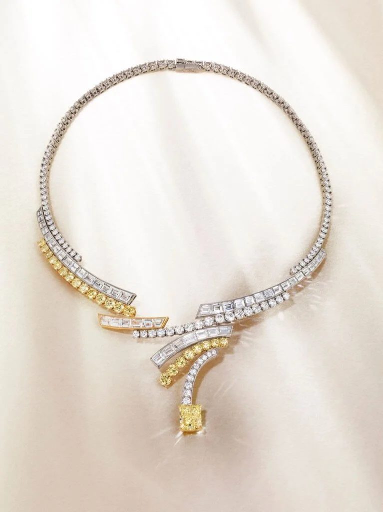 Radiant Energy系列歌頌珍稀黃鑽Soleil d'Or 所散發出如同太陽一般的光芒，它在二O二一年重新回到品牌手上，現成為傳承後世的一部分。在這顆黃鑽身上可以見到一個家族傳承三代對珠寶的熱情和能量。