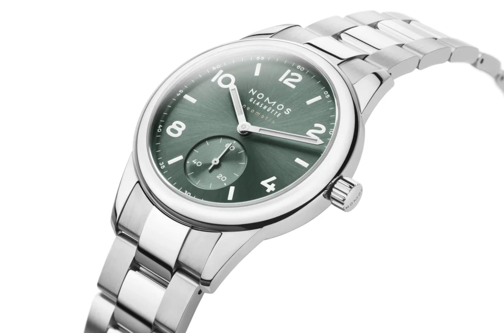 NOMOS Club Sport neomatik Petrol腕錶，全新的冰綠⾊⾊調呈現出清新動感的外觀，錶面直徑僅闊 37 毫米，男女合戴！