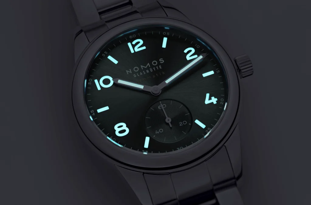 Club Sport neomatik 光芒四射的錶盤散發令⼈愉悅的感覺，數字時刻上的夜光塗層可令錶面吸收更多光線，讓手錶持續長時間在黑暗中發光。