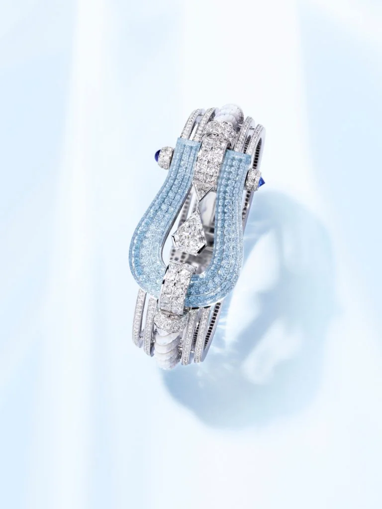 與過去推出過的Force 10手鏈一樣，Force 10 Winning Spirit系列有着剛柔並濟的大膽設計，白金材質搭配刻花珍珠母貝、鑽石、海藍寶石和藍寶石，融入海洋的顏色。
