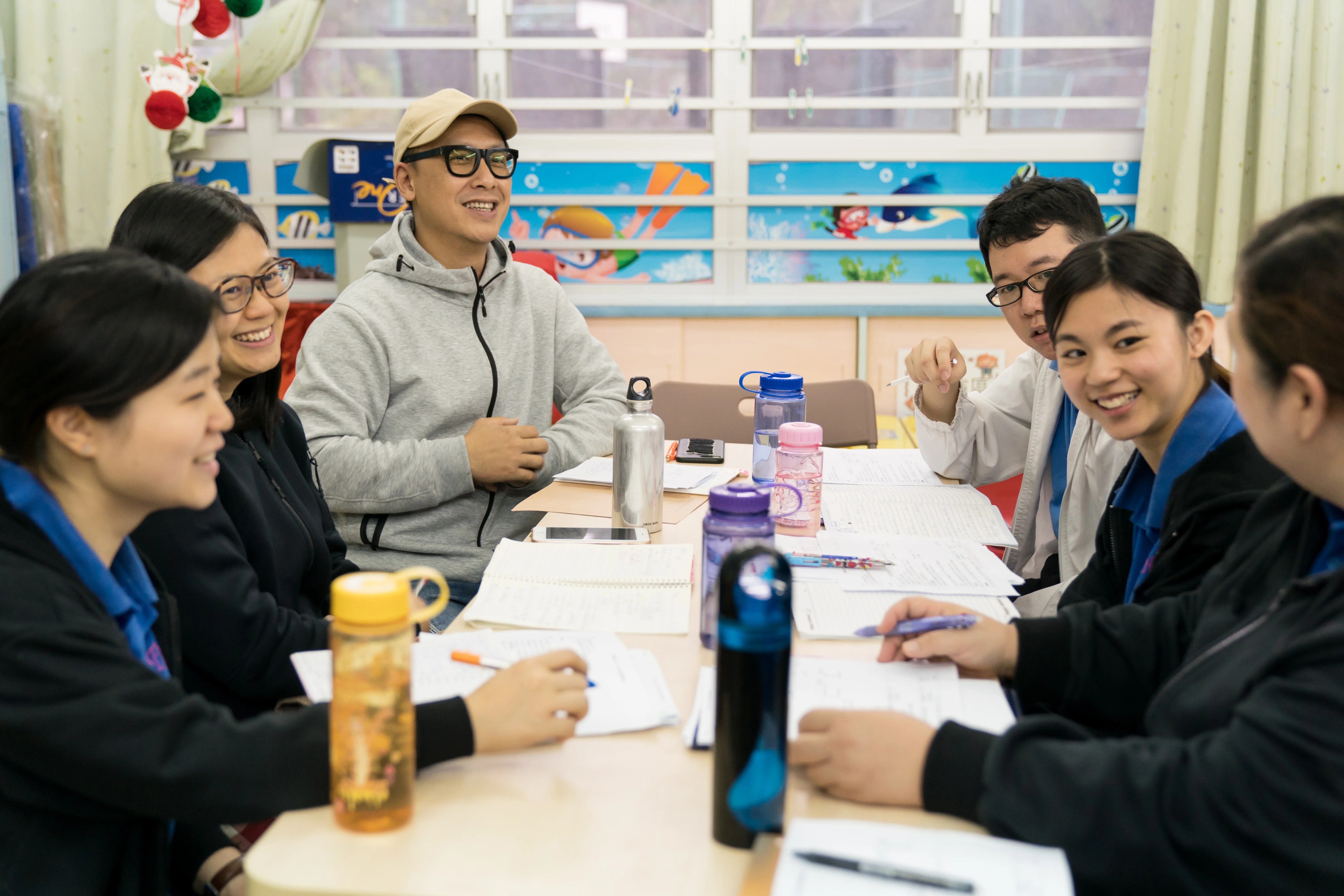 香港話劇團外展及教育主管暨計劃監督周昭倫（左3）盼將戲劇加入家庭教育中，使幼兒學習變得全面。