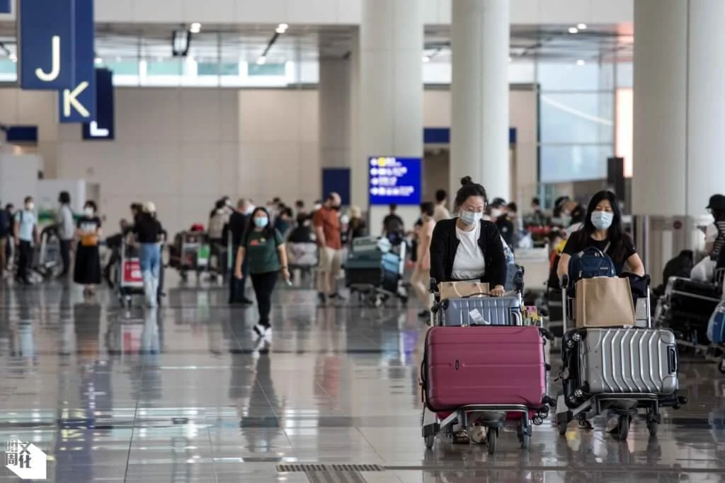 十月一日是「0+3」推行後首個公眾假期，赤鱲角機場重現外遊人潮。