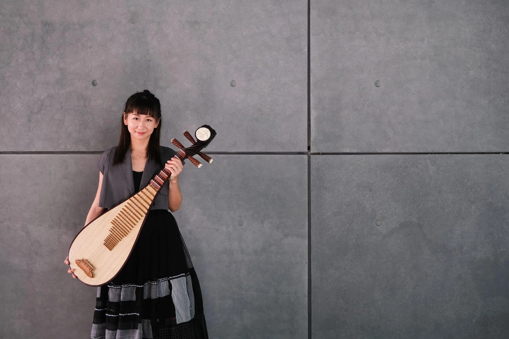 邵珮儀現為香港中樂團琵琶演奏家，曾與多位世界著名演奏家合作，更是首位參加芬蘭庫赫莫室樂節的中樂藝術家。
