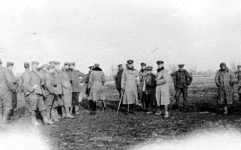 第一次世界大戰，在非正式休戰期間，德英兩方軍隊於無人地帶會面。 （Credit: Robson Harold B CC0） 