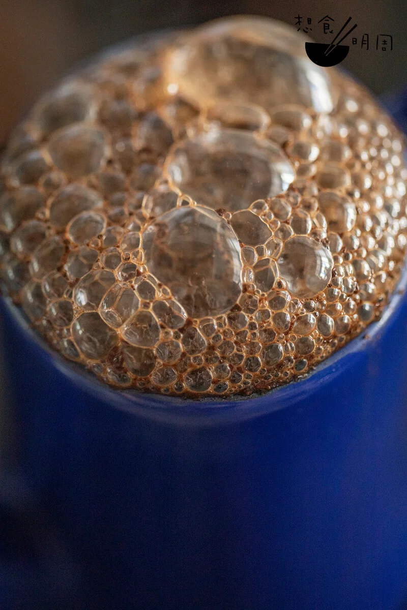 在壺中慢慢膨脹的泡沫，讓人看出興味。