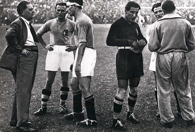 （左）一九三四年世界盃意大利足球隊跟巴西足球隊對壘