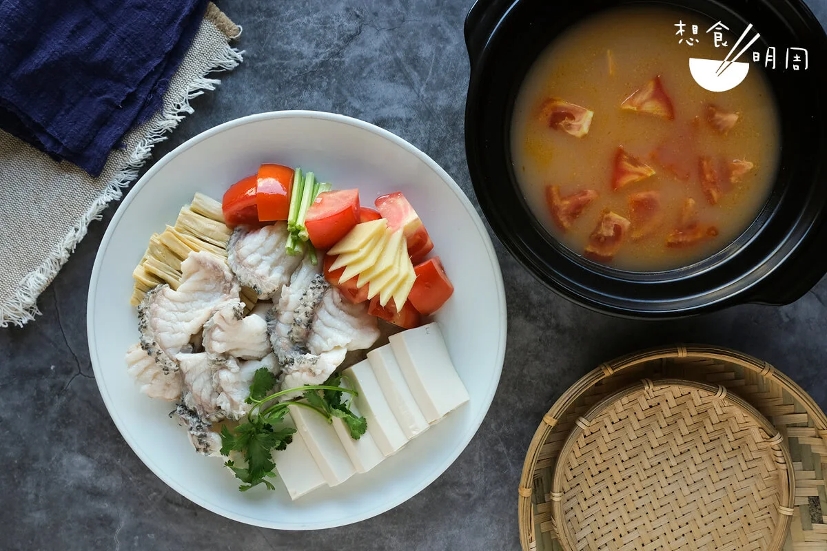 鮮茄豆腐本地海斑魚鍋//番茄湯鍋內，有選用南丫島蘆荻灣的養殖大沙巴龍躉肉、鮮枝竹、蒸煮豆腐等，豐盛美味，可供四人享用。（$360） 