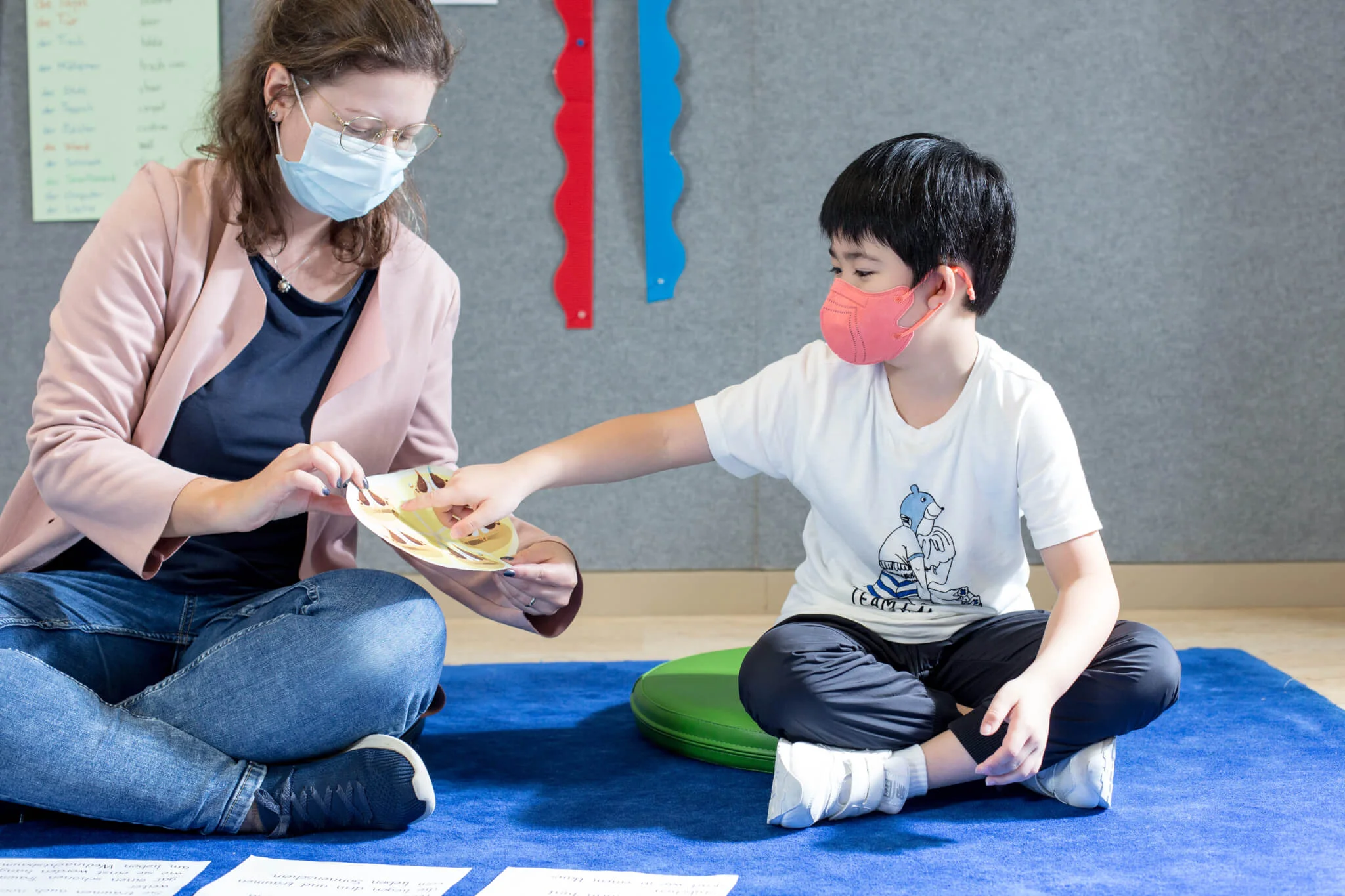 德瑞國際學校德語國際部小學「CLIPPY」學生 Louis （右）性格活潑好動，對學習語言充滿興趣，透過老師以遊戲、兒歌教學能輕鬆掌握德語。