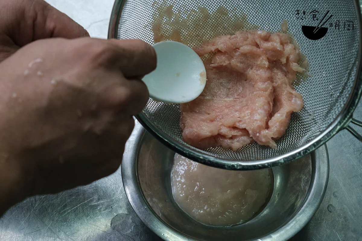肉糜過篩時，需要借助湯匙碾至幼滑。